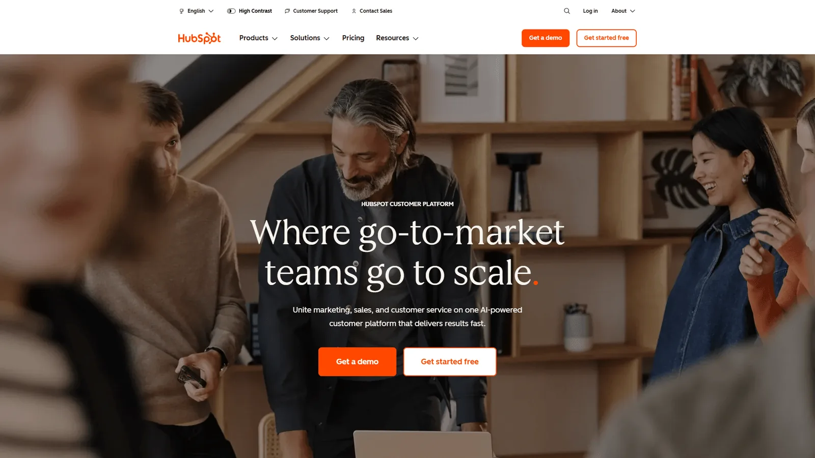 HubSpot Customer Platform homepage with Where go-to-market teams go to scale headline promoting unified marketing, sales, and customer service on one AI-powered platform